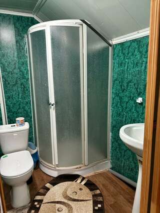 Гостиница Татьянин день Кущевская Cемейный номер с собственной ванной комнатой-3